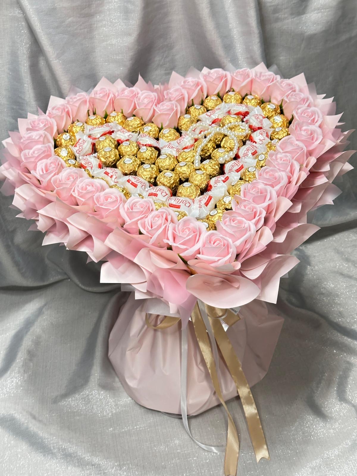Exklusiver XL Herzstrauß in rosa mit Raffaello und Ferrero Rocher