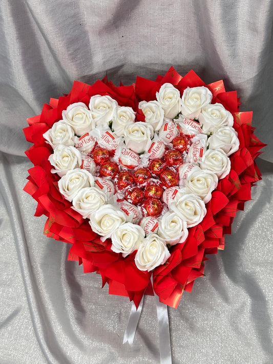Luxus-Blumenstrauß S mit Seifenrosen, Raffaello & Lindor Pralinen - Exklusives Geschenkarrangement