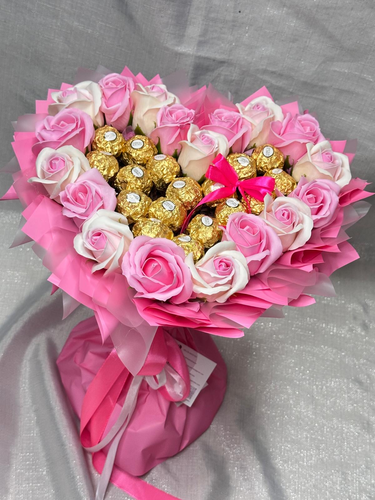 Herzförmiger XS Strauß in Pink-Rosa mit Ferrero Rocher