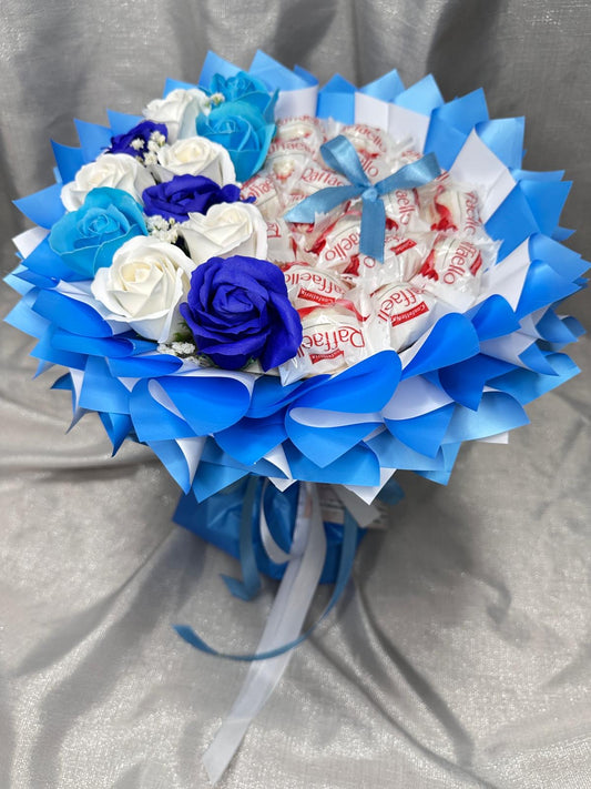 Runder Strauß mit Seitlichen Seifenrosen und Raffaello