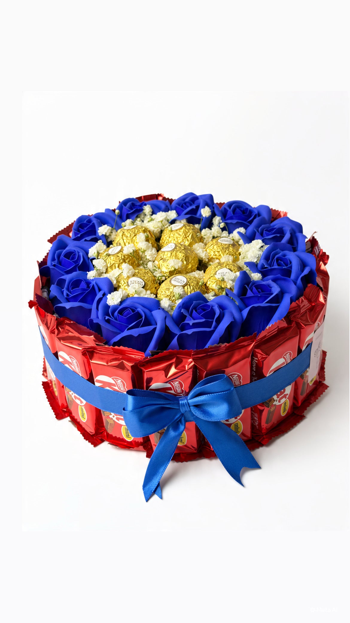 KitKat-Torte „Blue Velvet” mit blauen Seifenrosen und Ferrero Rocher