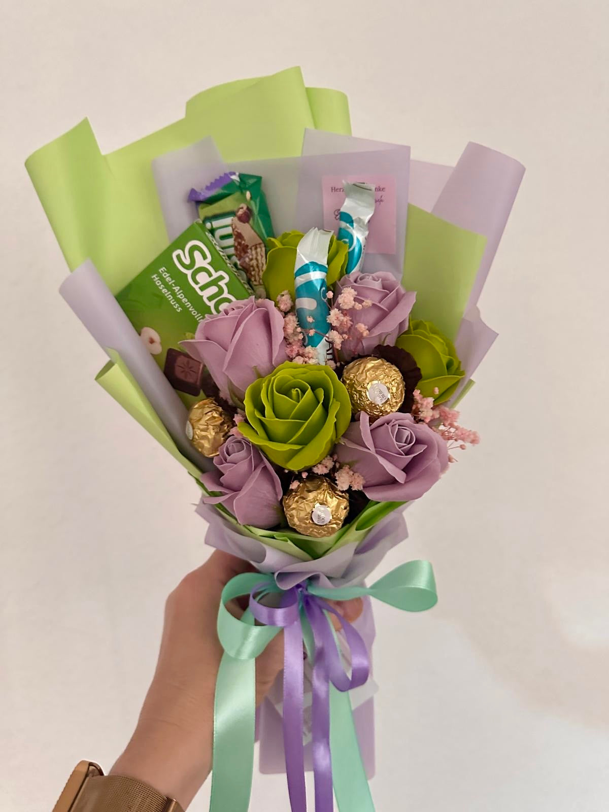 Kleiner Strauß in Flieder und Grün - Handgemachtes Geschenk mit Schokolade und Seifenrose