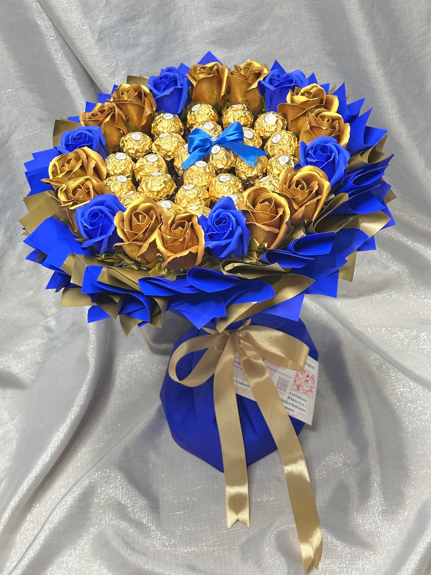 Runder Strauß mit Seifenrosen Rand und Ferrero Rocher