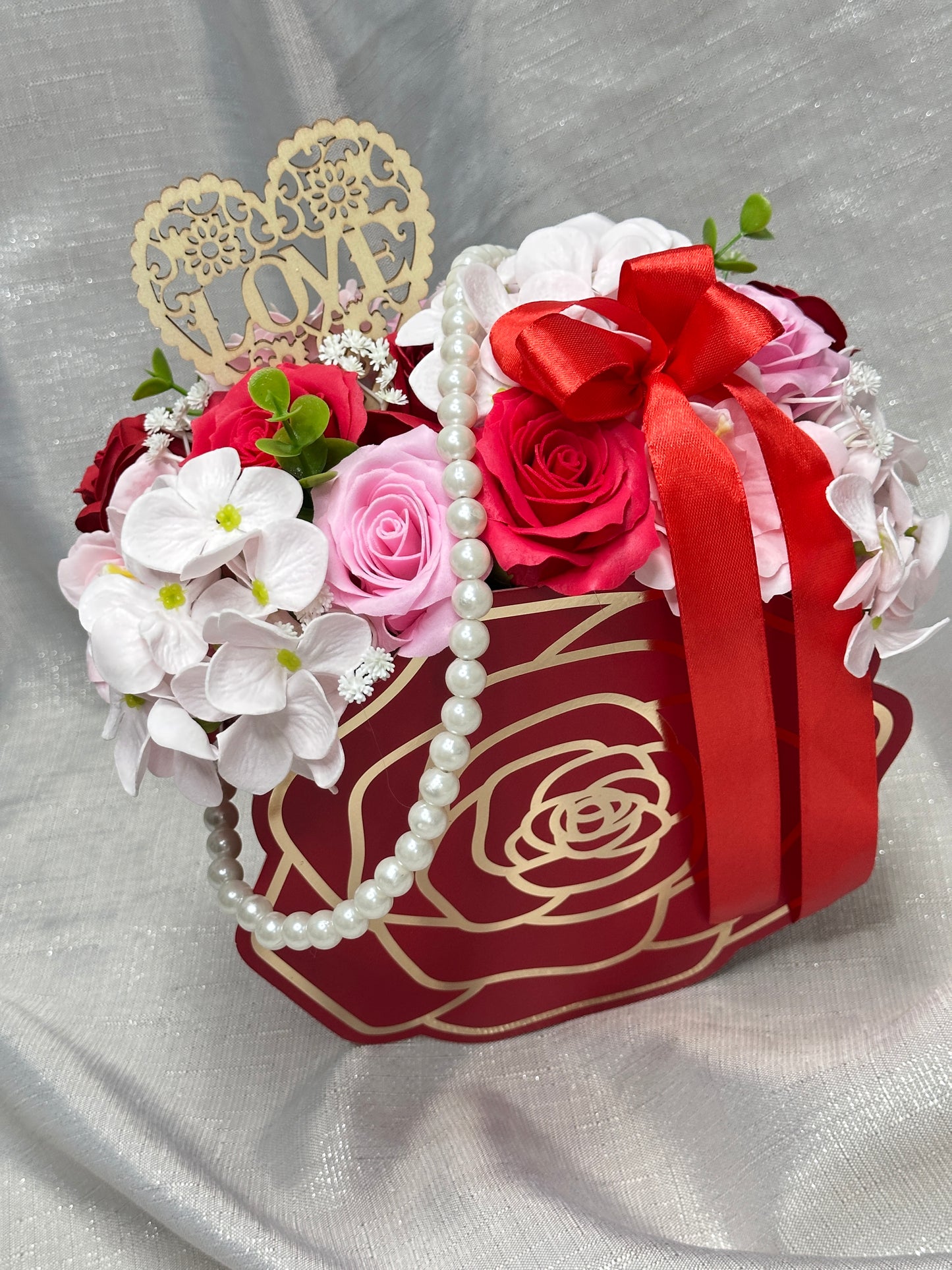 Kreation im Täschchen - Seifenblumen - Gesteck Rot & Rosa