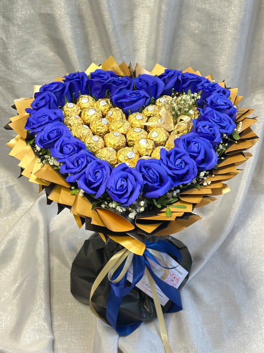 Herzförmiger Strauß mit Seifenrosen und Ferrero Rocher