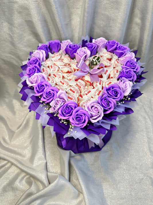 Herzförmiger Strauß mit Seifenrosen und Raffaelo