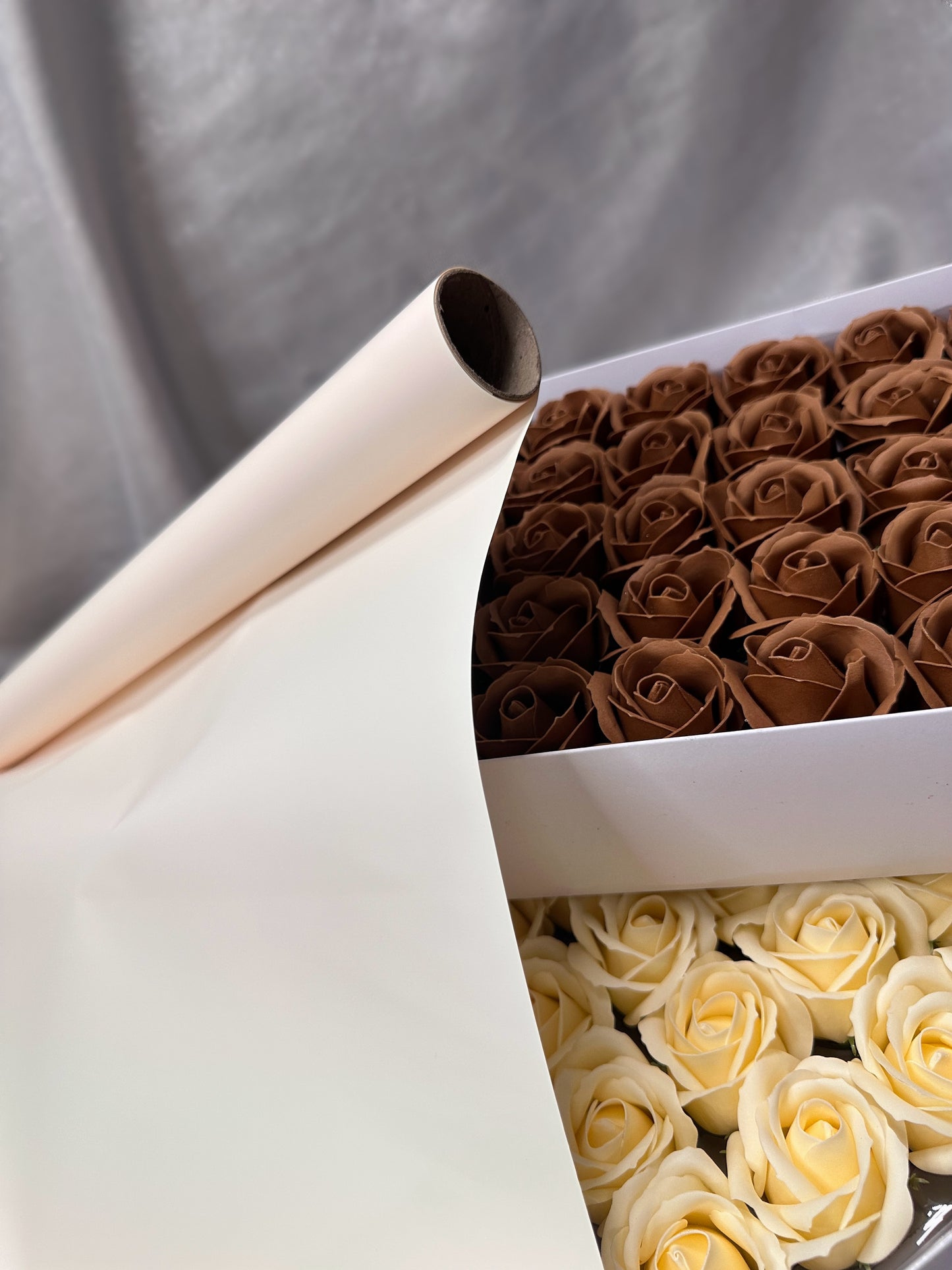 Herzförmiger Strauß mit Seifenrosen und Raffaelo