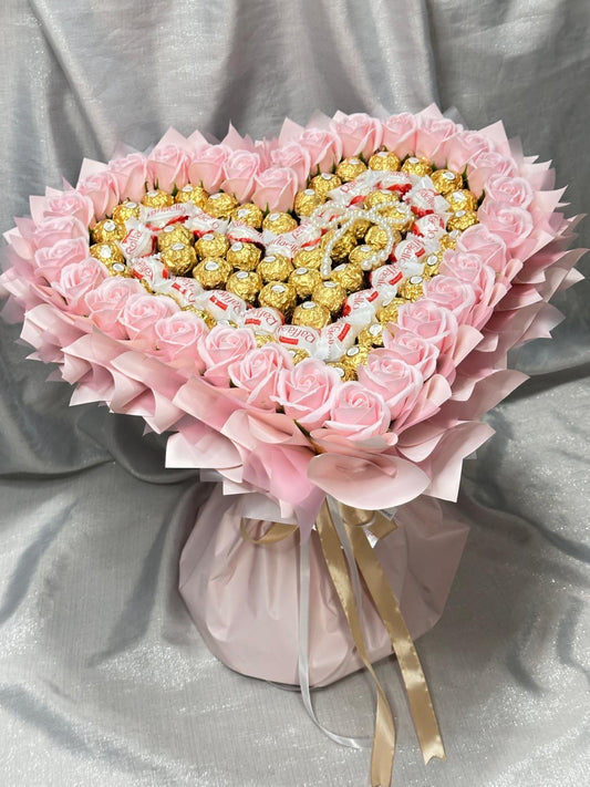 Exklusiver XL Herzstrauß in rosa mit Raffaello und Ferrero Rocher