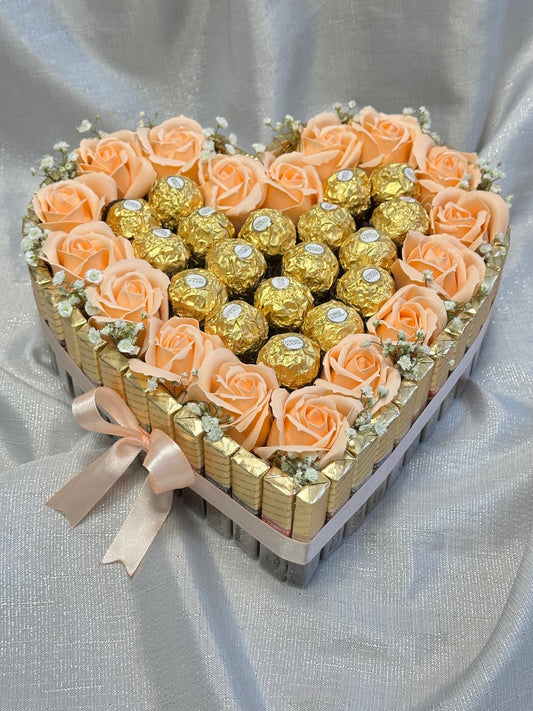 Merci Schokoladen Herz Torte mit Seifenrosen und Ferrero rocher