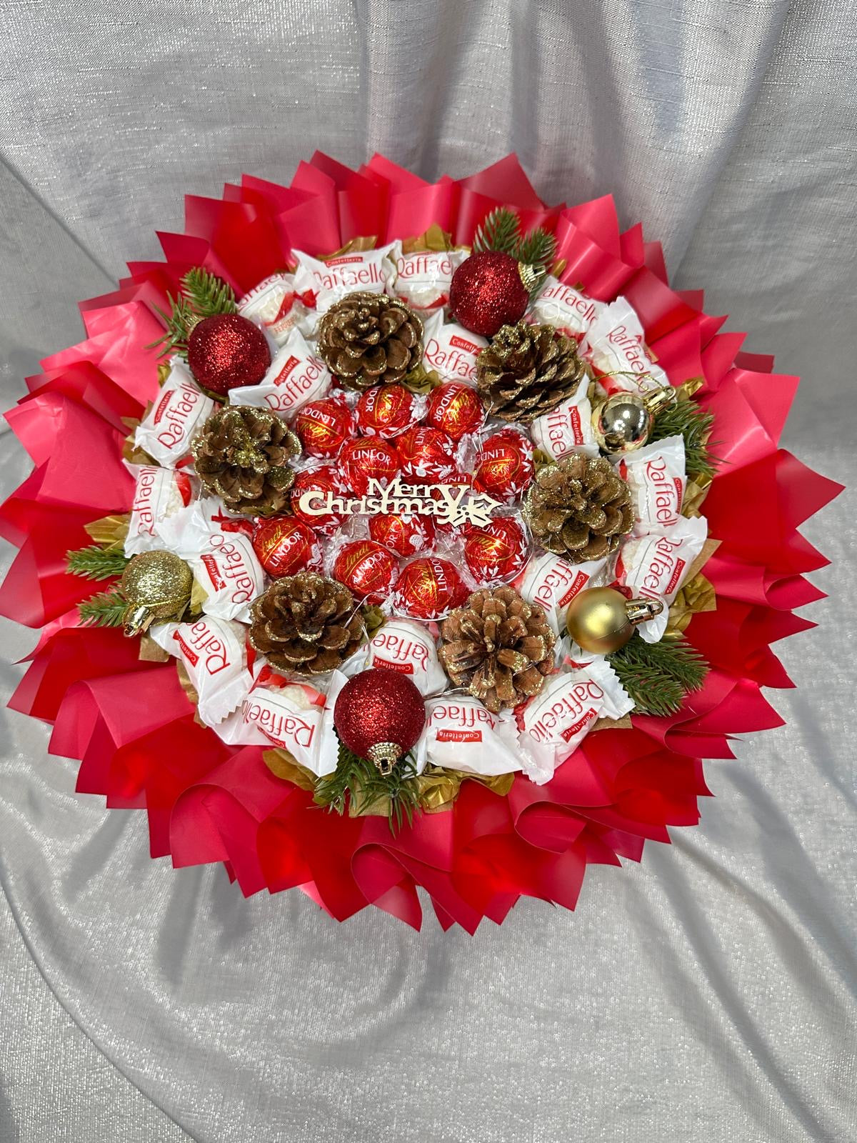 Leutender Weihnachtsstrauß mit Pralinen