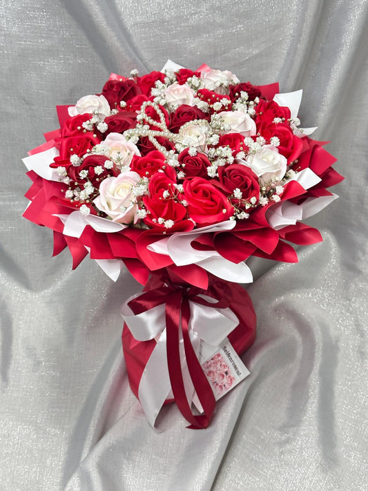 Runder Strauß aus Seifenrosen