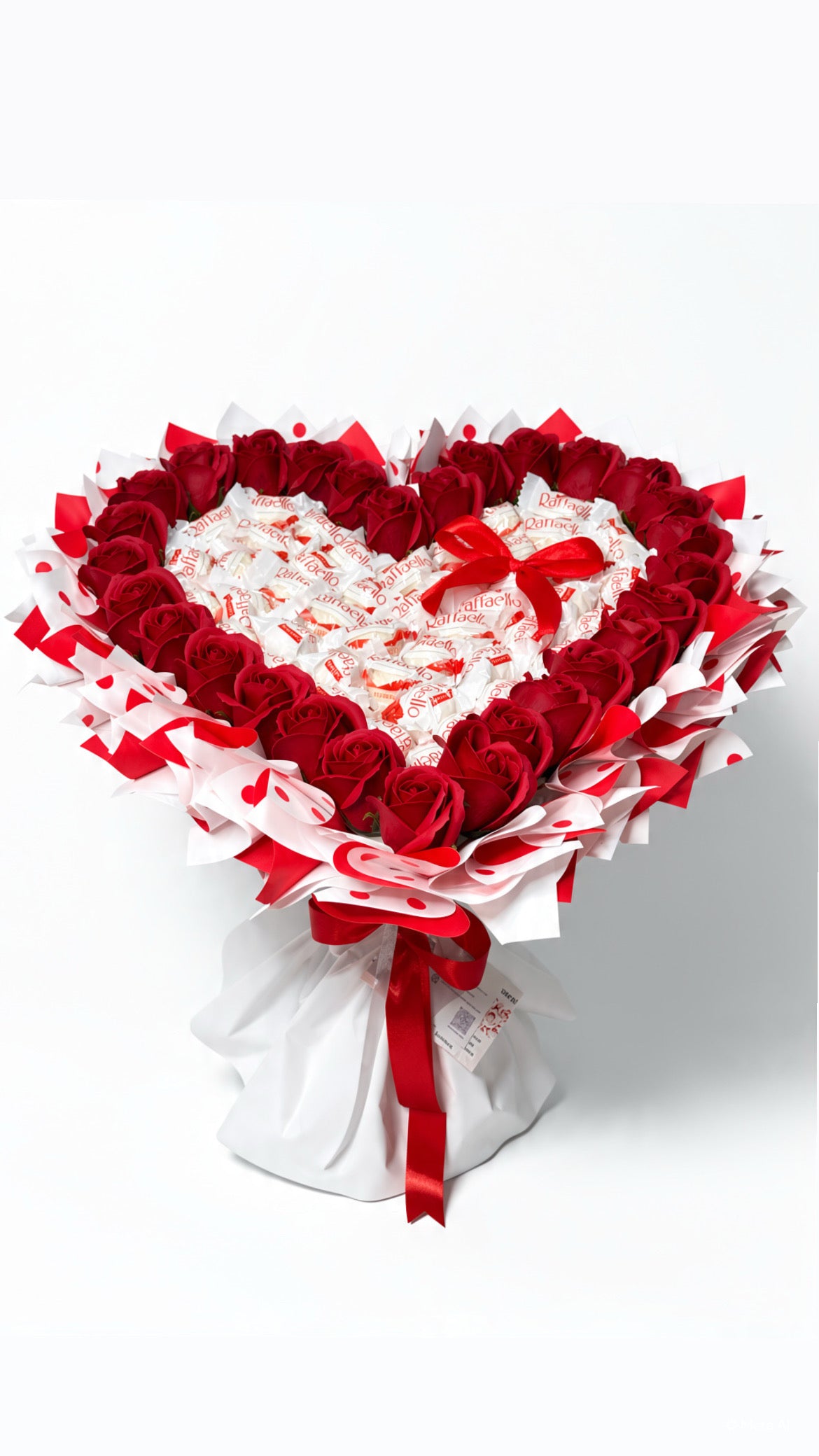 Herz-Strauß „Sweet Heart” mit roten Seifenrosen und Raffaello