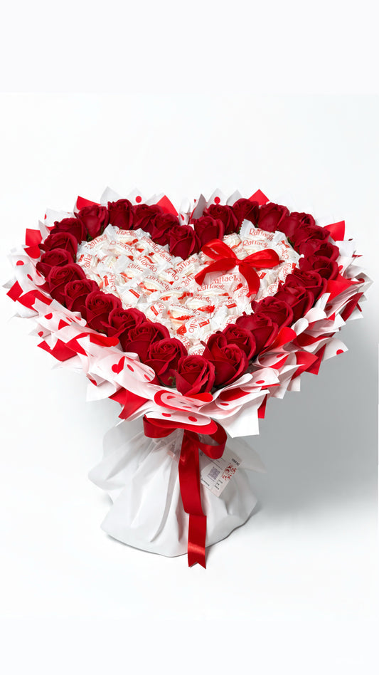Herz-Strauß „Sweet Heart” mit roten Seifenrosen und Raffaello