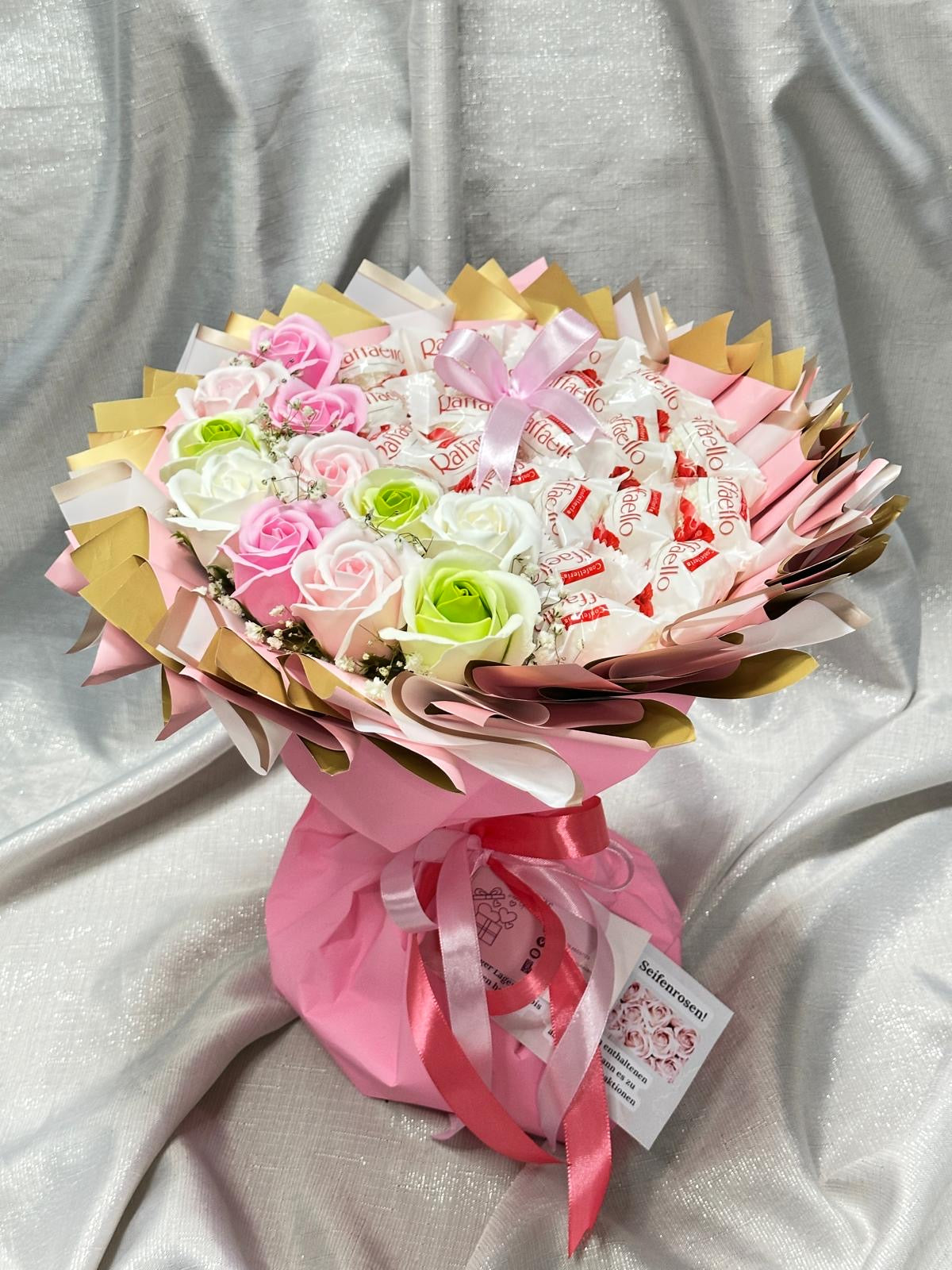 Runder Strauß mit Seitlichen Seifenrosen und Raffaello
