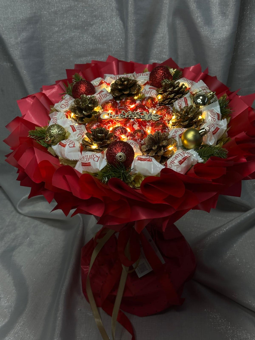 Leutender Weihnachtsstrauß mit Pralinen