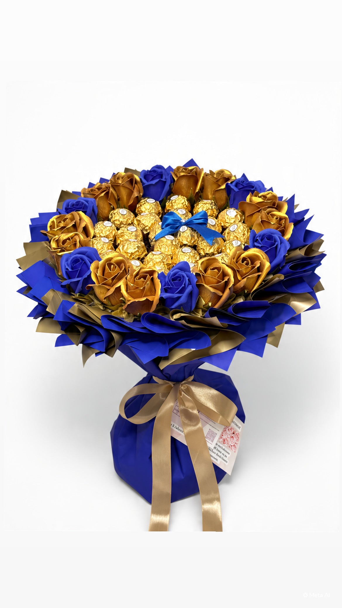 Luxus-Strauß „Royal Gold” mit goldenen und blauen Seifenrosen und Ferrero Rocher