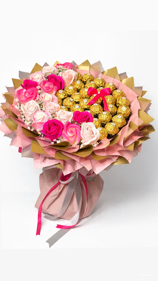 Strauß „Pink Gold” mit Seifenrosen in Pink & Rosa und Ferrero Rocher