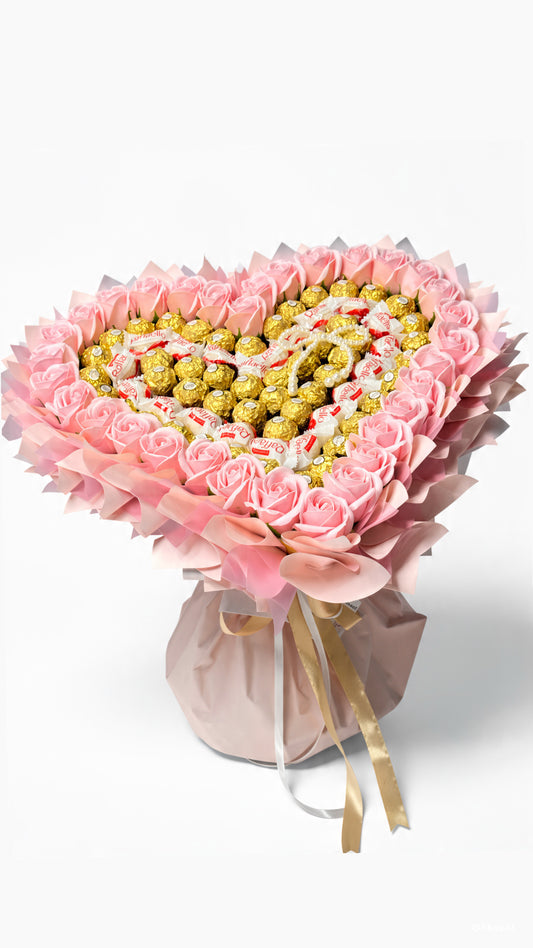 Herz-Strauß „Rosé Pearl” mit Seifenrosen, Ferrero Rocher und Raffaello in Zartrosa