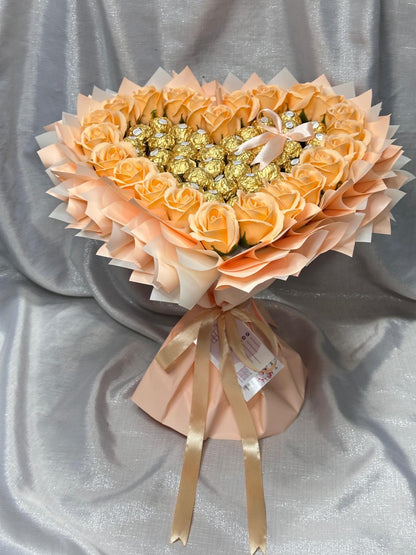 Luxus Herzstrauß M  aus pfirsichfarbenen Seifenrosen & Ferrero Rocher
