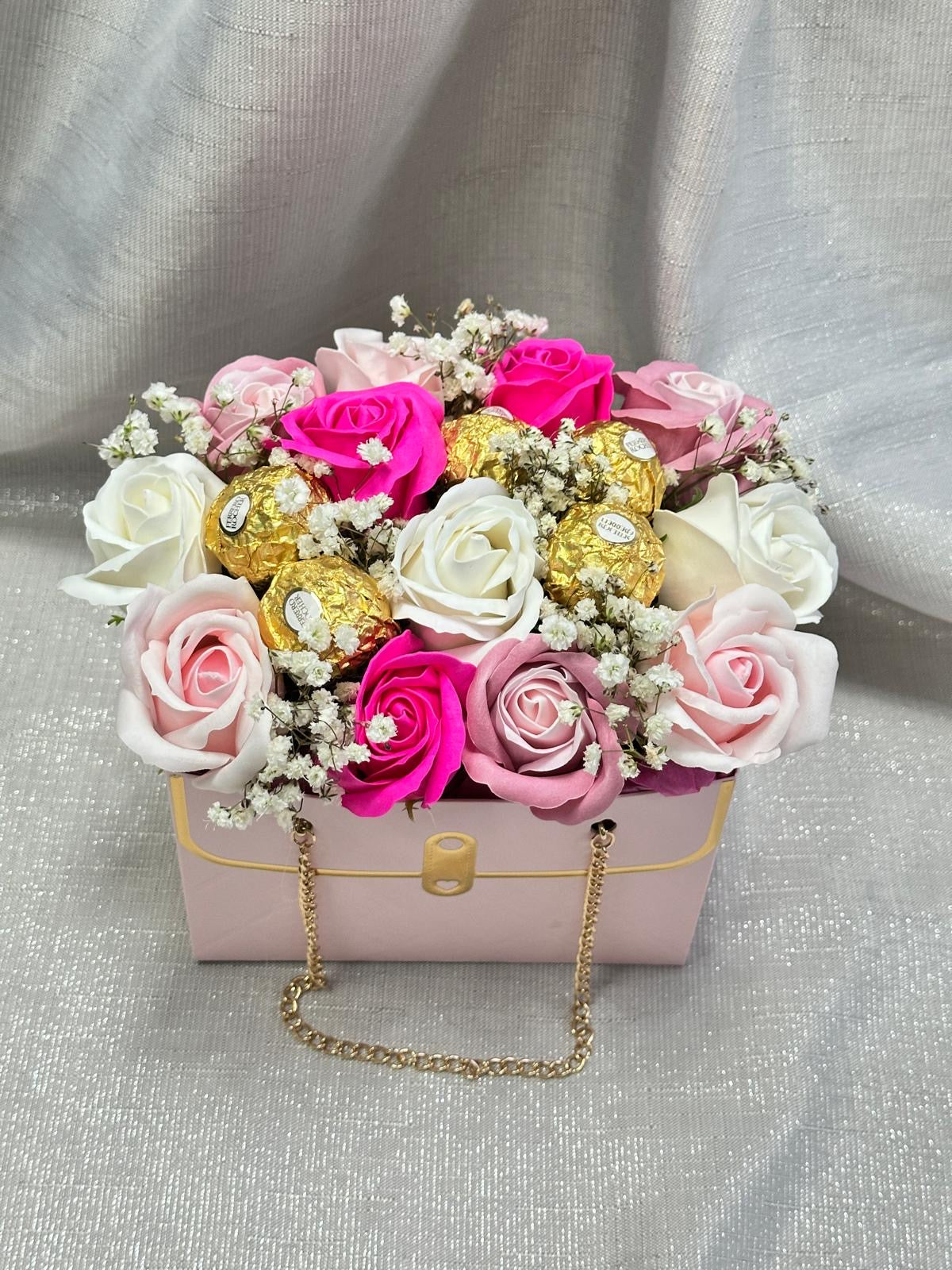 Täschchen mit Seifenrosen und Ferrero rocher