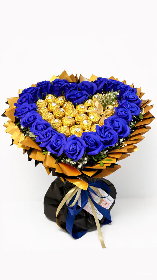 Herz-Strauß „Royal Blue” mit blauen Seifenrosen und Ferrero Rocher