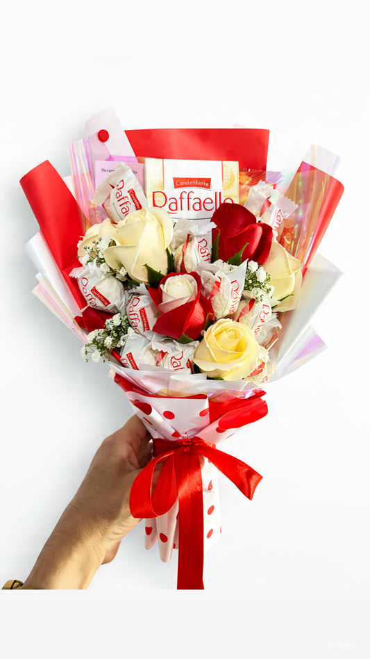 Handstrauß „Raffaello Love” mit Seifenrosen, Raffaello und Raffaello Tafel in Rot & Weiß