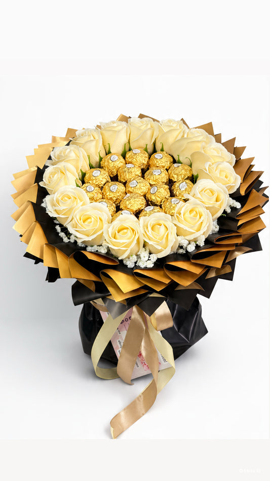 Luxus-Strauß „Golden Elegance” mit cremefarbenen Seifenrosen und Ferrero Rocher