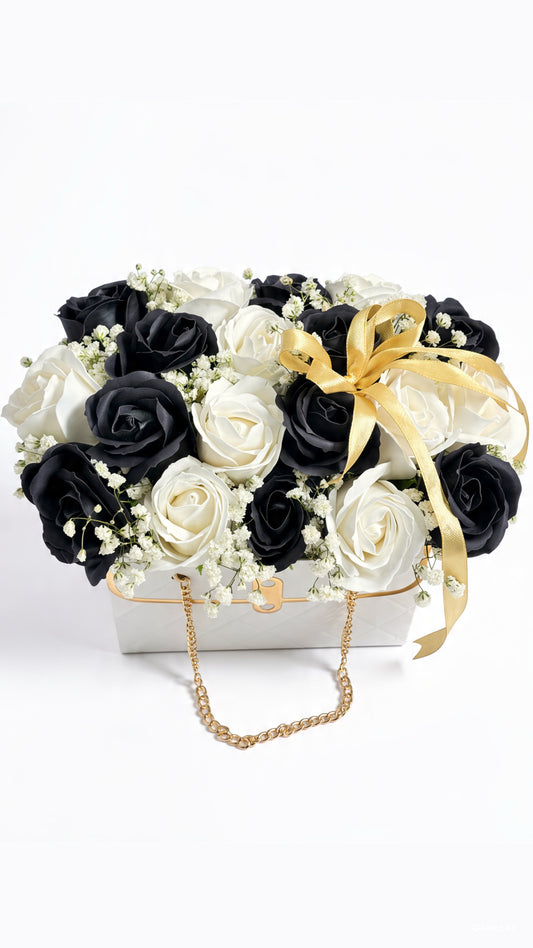 Weißes Täschchen „Black & White Rose Bag” gefüllt mit Seifenrosen in Schwarz & Weiß – Blumenbox mit Goldkette
