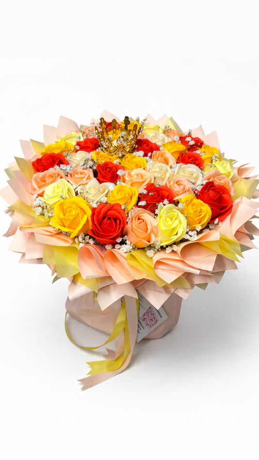 Rosenstrauß „Sunset Crown” aus Seifenrosen in Gelb, Orange & Apricot mit goldener Krone