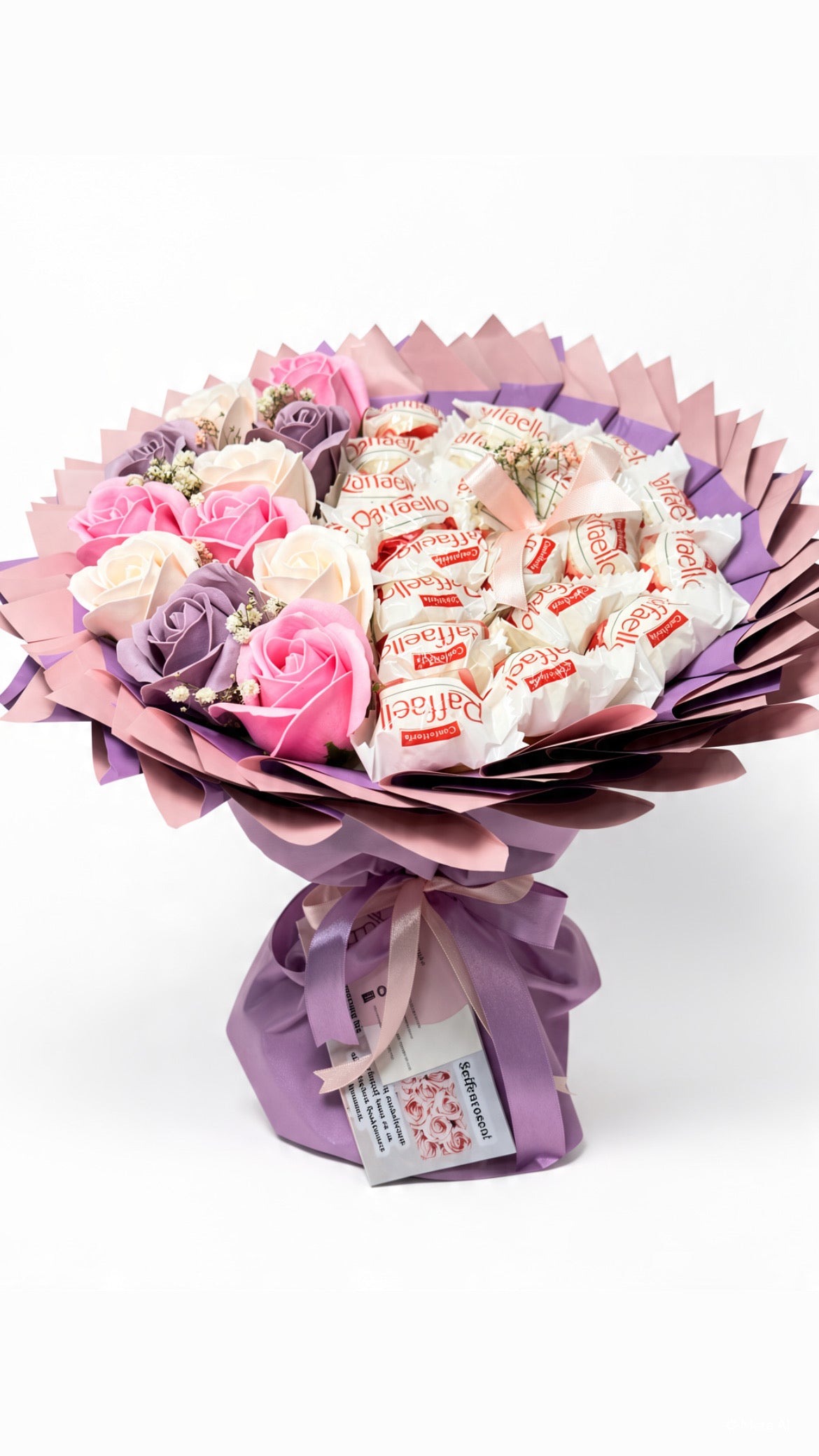 Strauß „Lilac Kiss” mit Seifenrosen in Rosa, Creme & Flieder und Raffaello