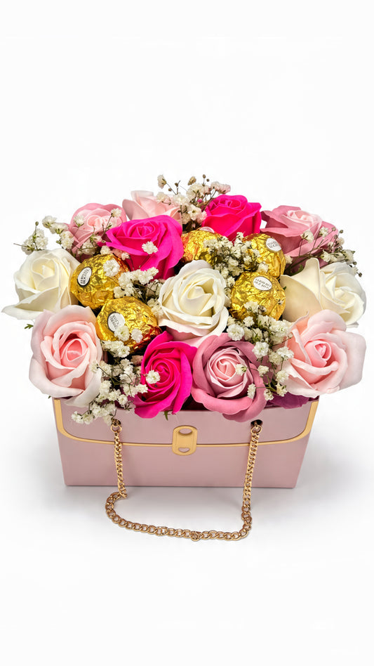 Geschenk-Täschchen „Sweet Rose Bag“ mit Seifenrosen & Ferrero Rocher
