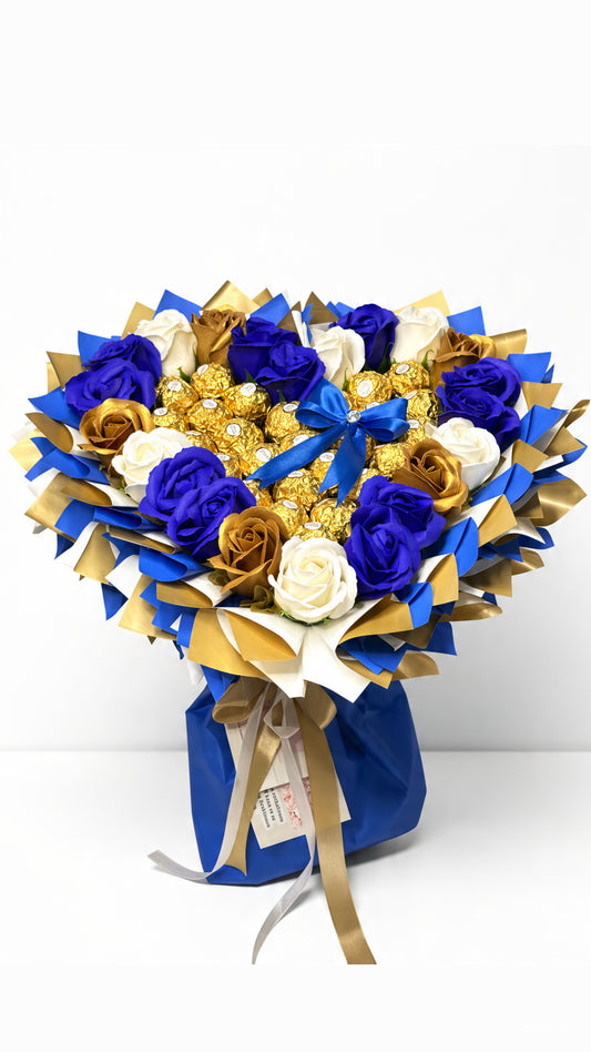 Herz-Strauß „Blue & Gold” mit Seifenrosen und Ferrero Rocher in Blau, Gold & Creme