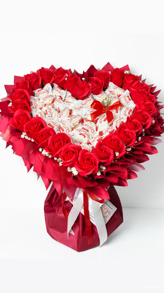 Herz-Strauß „Crimson Heart” mit roten Seifenrosen und Raffaello