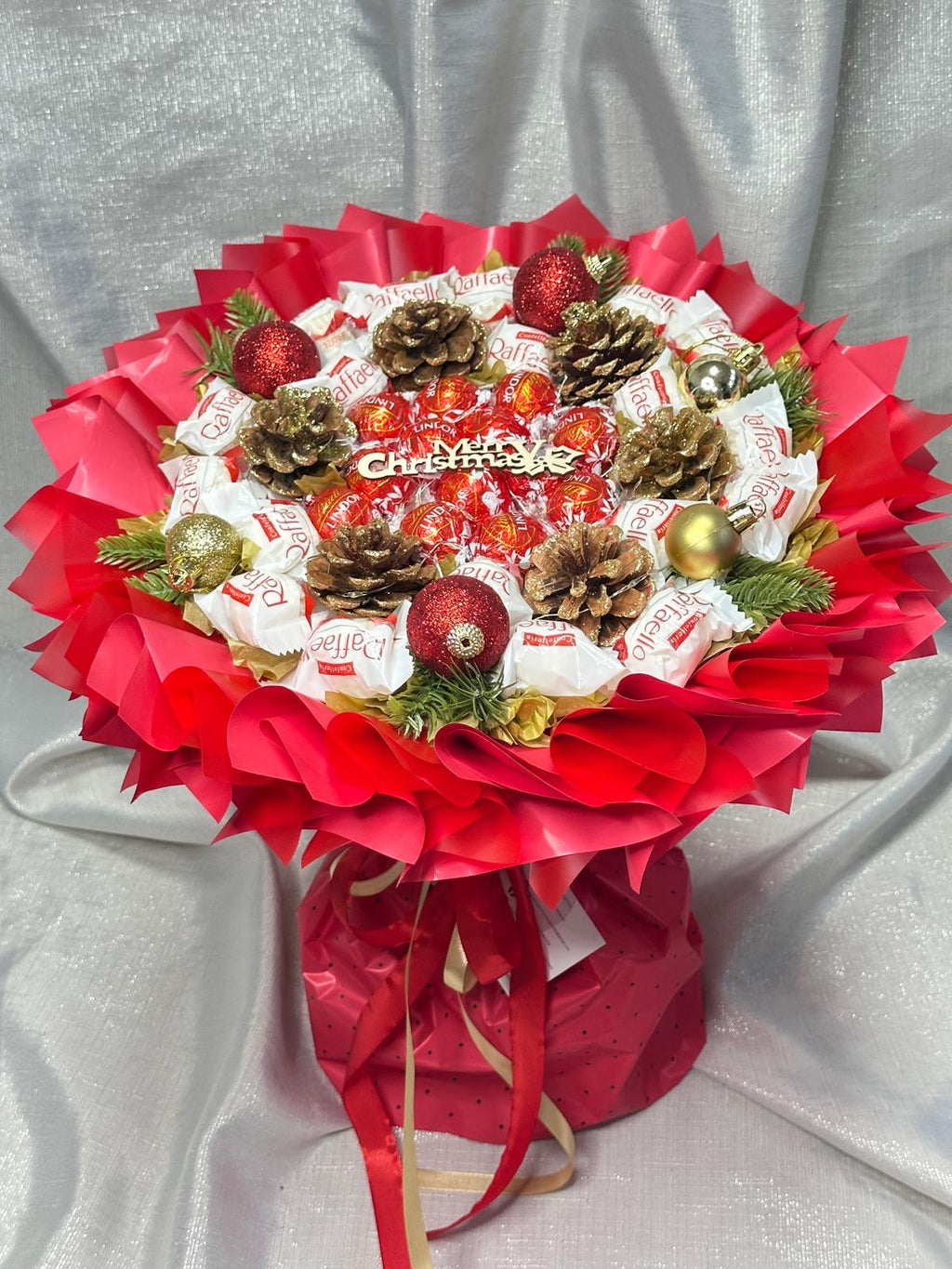 Leutender Weihnachtsstrauß mit Pralinen