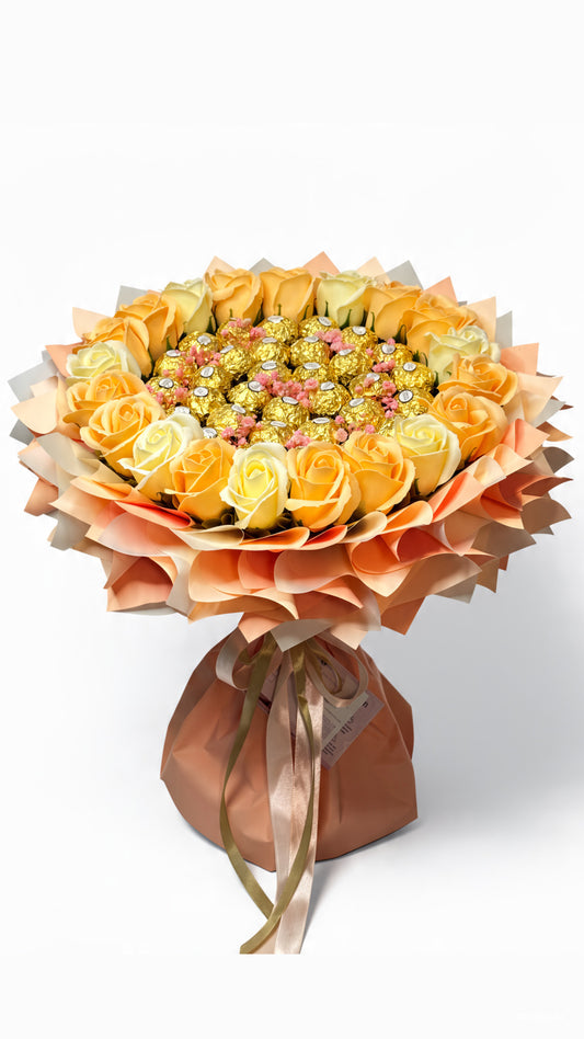 Strauß „Apricot Sunrise” mit Seifenrosen in Apricot & Creme und Ferrero Rocher