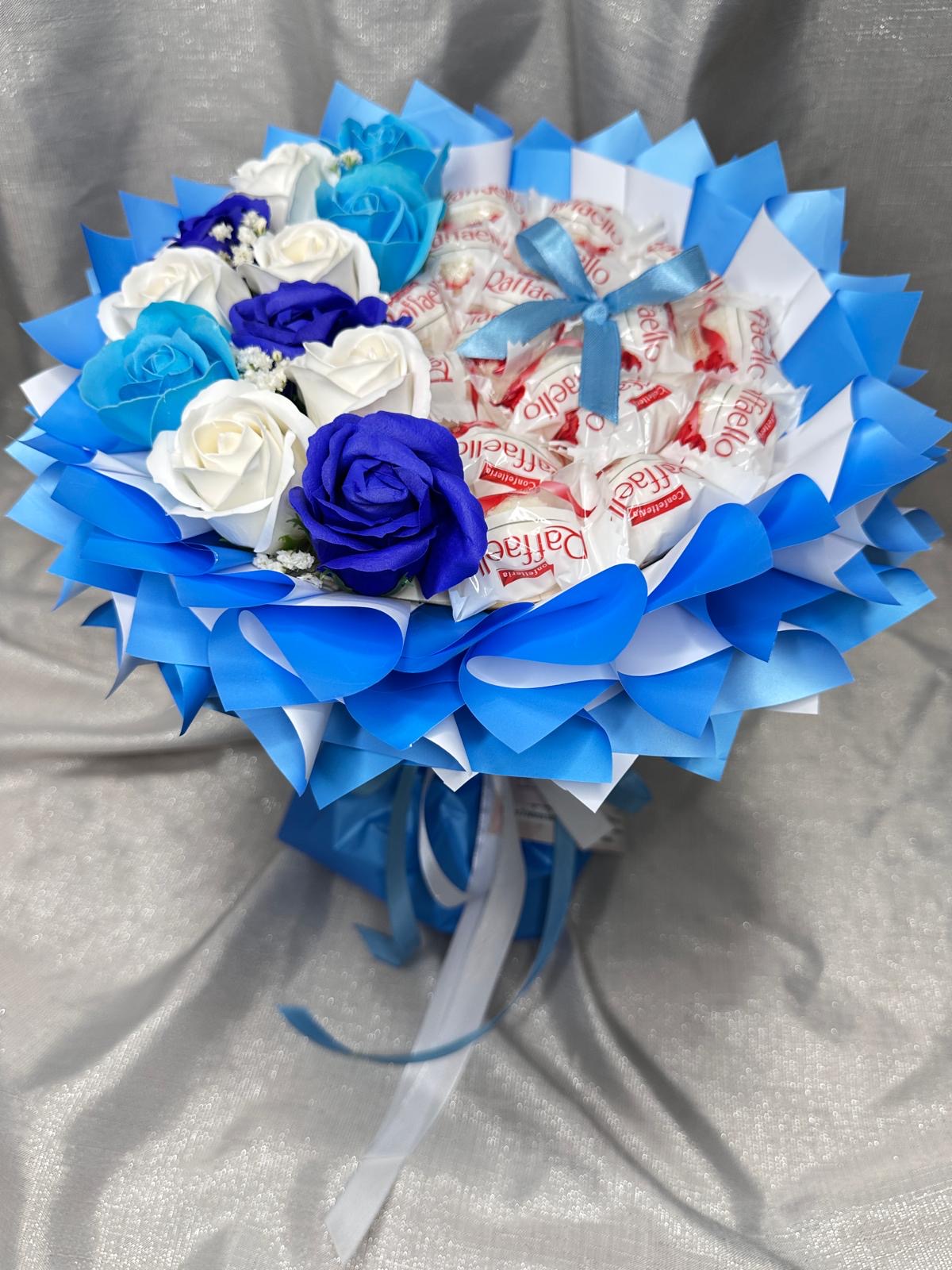 Runder Strauß mit Seitlichen Seifenrosen und Raffaello