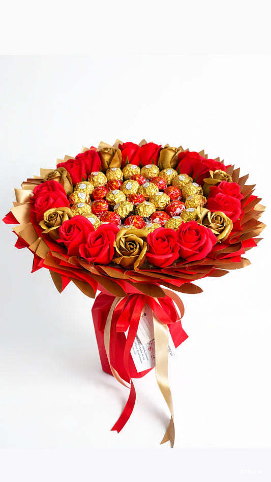 Luxus-Strauß „Royal Red & Gold” mit Seifenrosen, Ferrero Rocher und Lindt Lindor