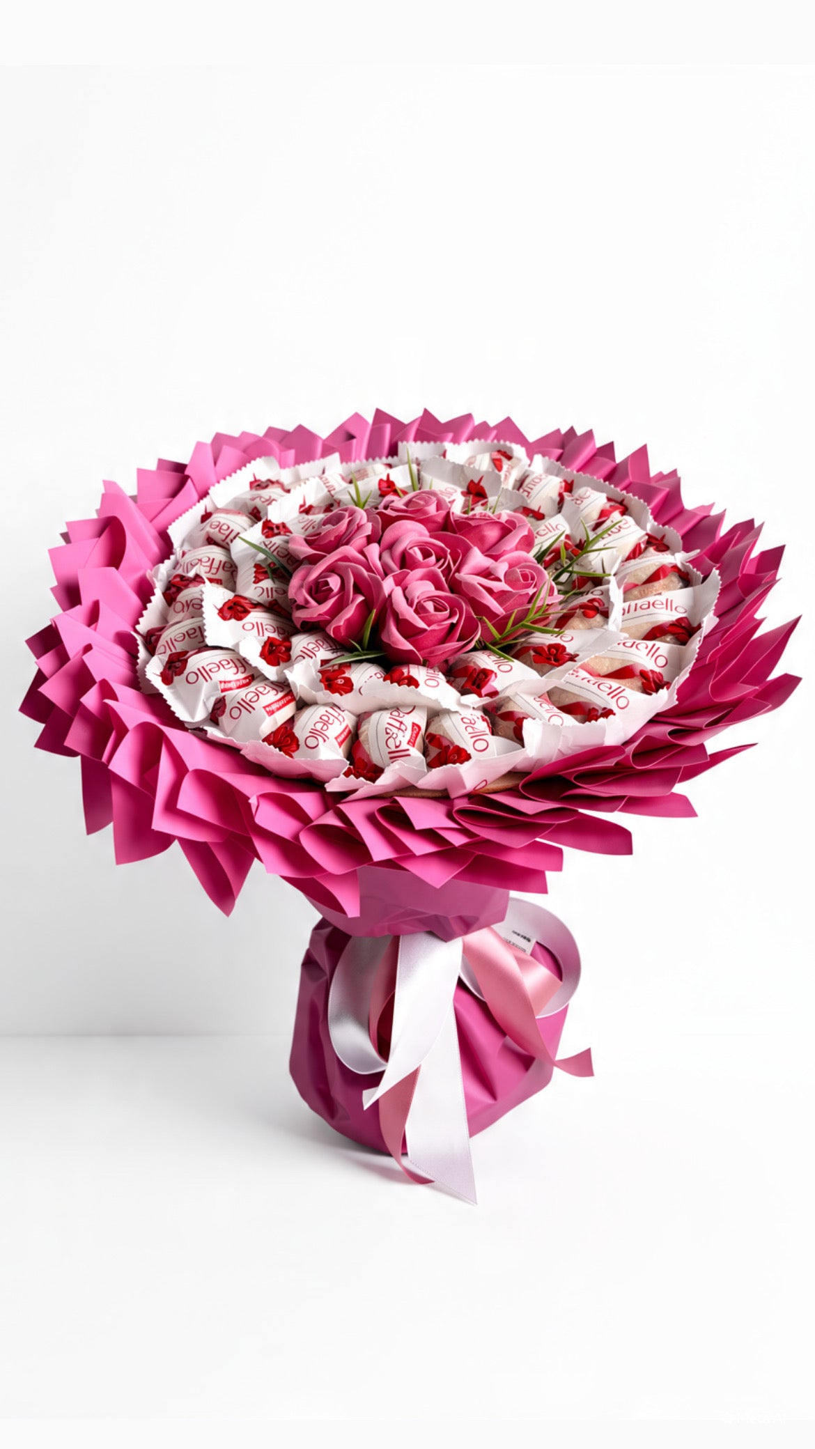 Raffaello-Strauß „Pink Romance” mit Seifenrosen