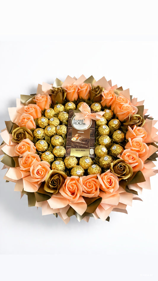 Luxus-Strauß „Golden Peach” mit Seifenrosen, Ferrero Rocher und Ferrero Rocher Tafel