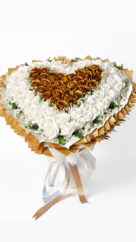 Großer Herz-Strauß „Golden Heart” aus weißen und goldenen Seifenrosen