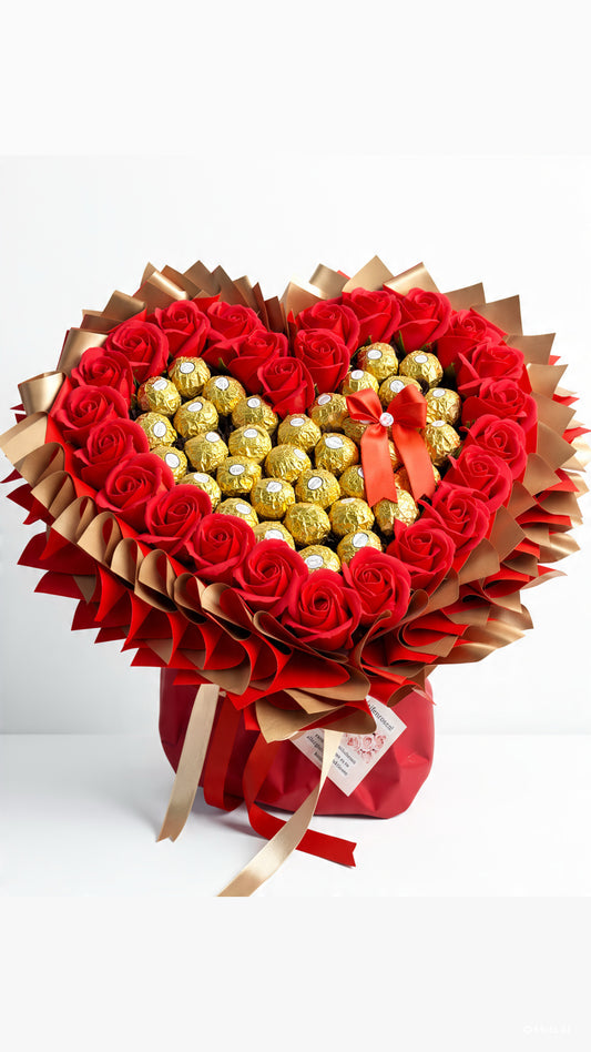 Herz-Strauß „Red Heart” mit roten Seifenrosen und Ferrero Rocher