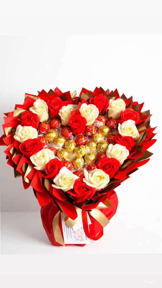 Herz-Strauß „Love in Red & Gold” mit Seifenrosen und Lindt Lindor Kugeln