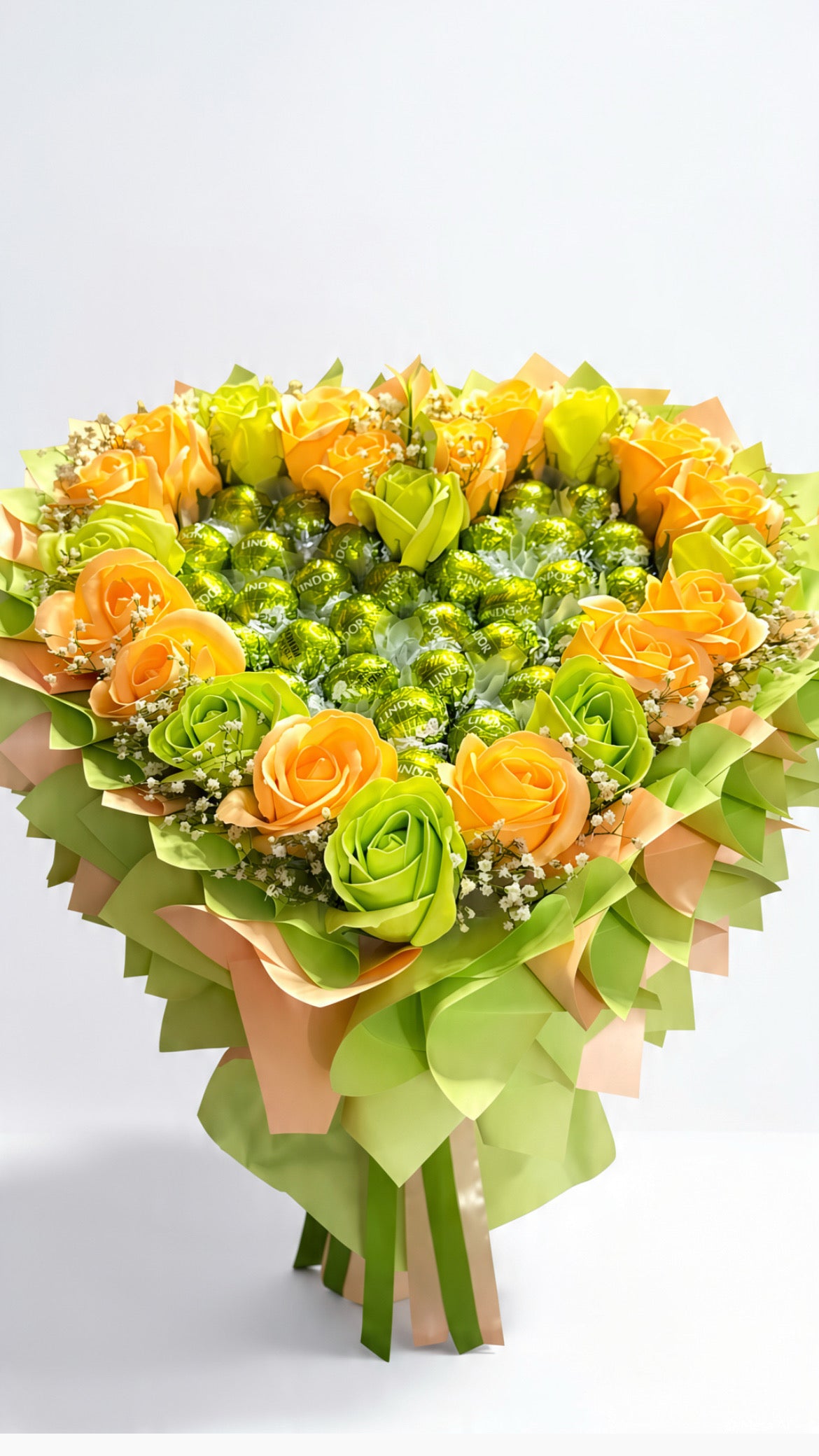 Herz-Strauß „Spring Heart” mit Seifenrosen in Apricot & Grün und Lindt Lindor Pistazie