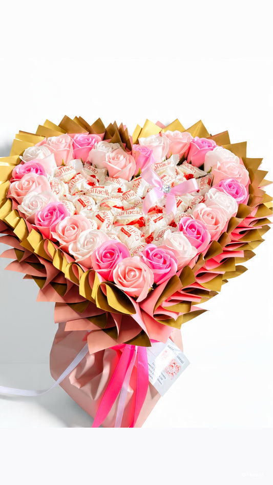 Herz-Strauß „Candy Heart“ mit Seifenrosen & Raffaello