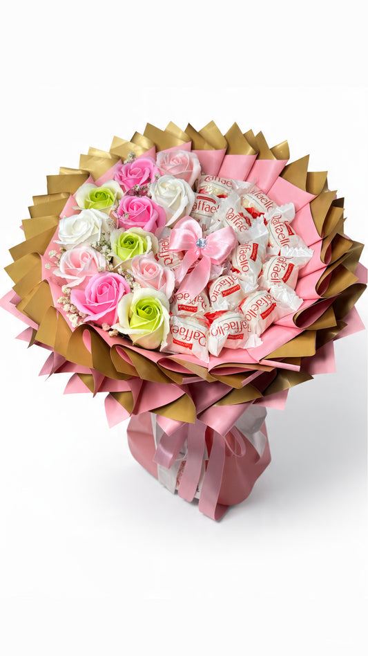 Strauß „Sweet Pistachio” mit bunten Seifenrosen und Raffaello in Rosa & Gold