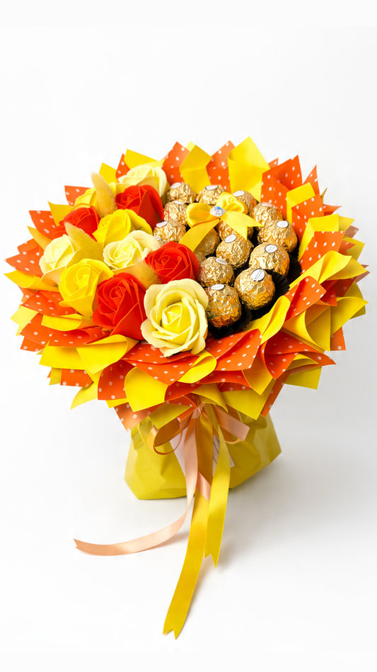Strauß „Sunny Day” mit Seifenrosen in Gelb & Orange und Ferrero Rocher