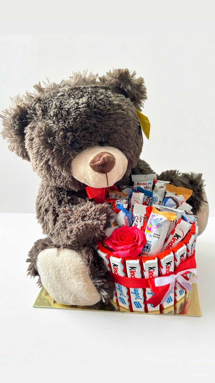 Süßes Teddybär Geschenkset mit Kinder Schokoriegel-Box & roter Seifenrose