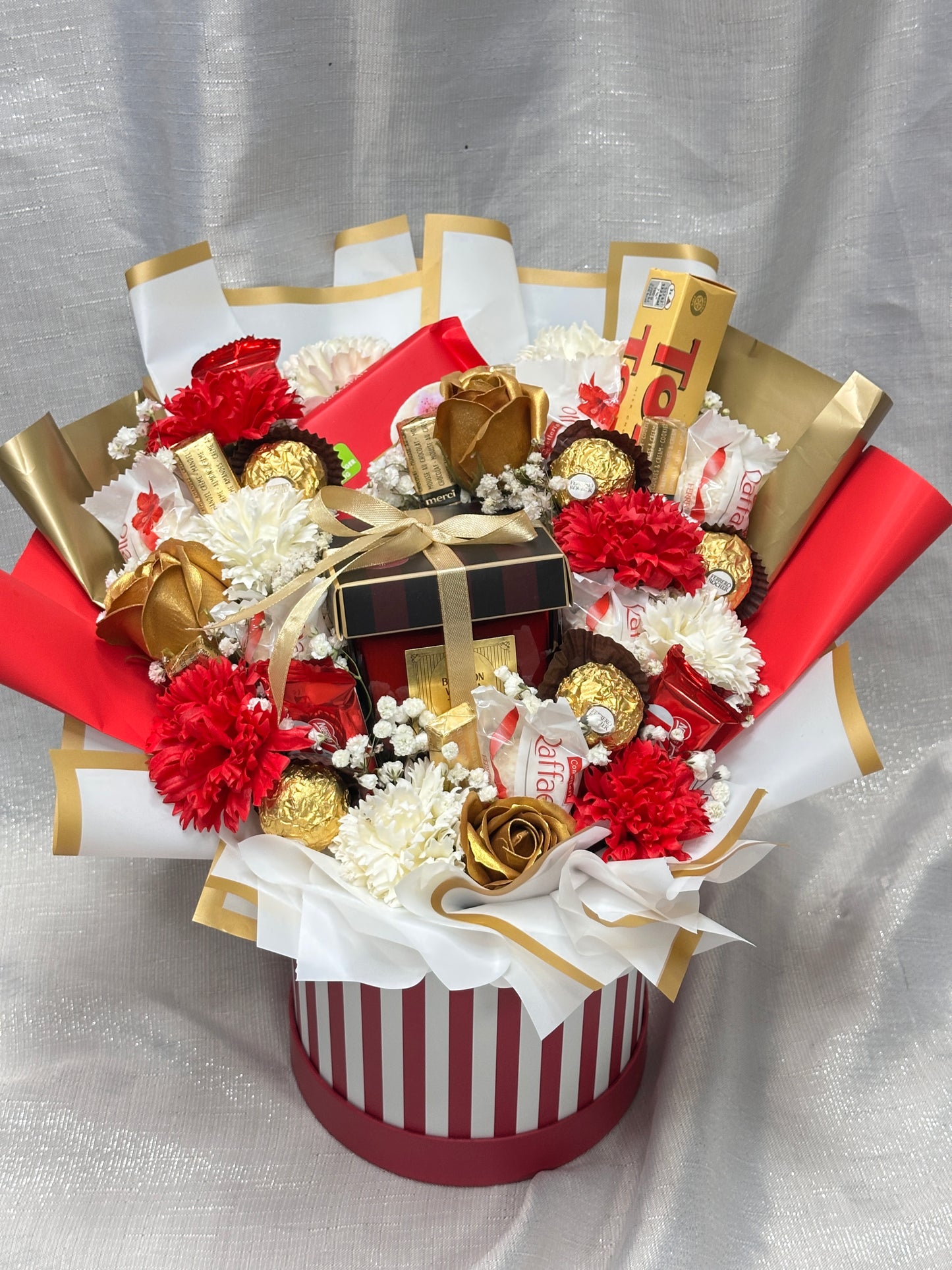 Luxus Blumenbox mit Seifenblumen, Duftkerze & Schokolade - Geschenkbox mit Ferreo Rocher, Raffaello & Toblerone