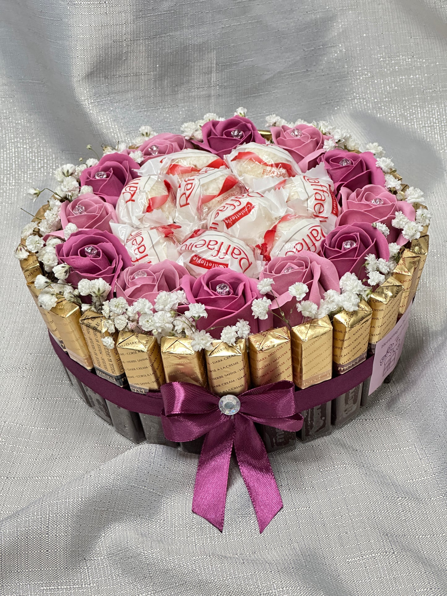 Pralinen Torte mit lila Seifenrosen & Schokolade - Edle Geschenkbox
