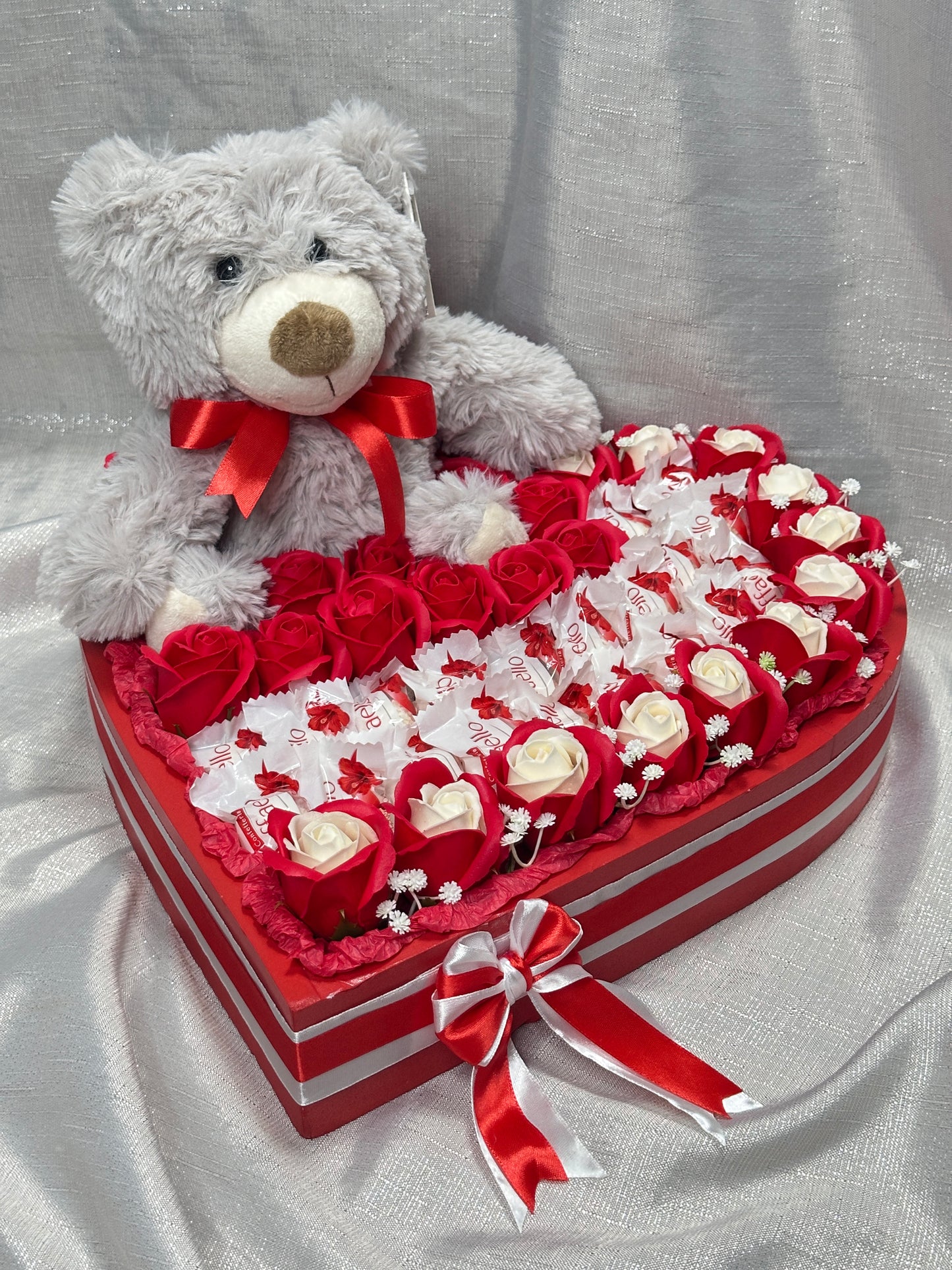 Herz Geschenkbox mit Teddybär, eifenrosen & Raffaello - Romantisches Geschenk in rot